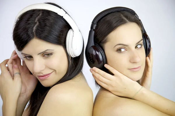 Belle donne che ascoltano musica nuda — Foto Stock