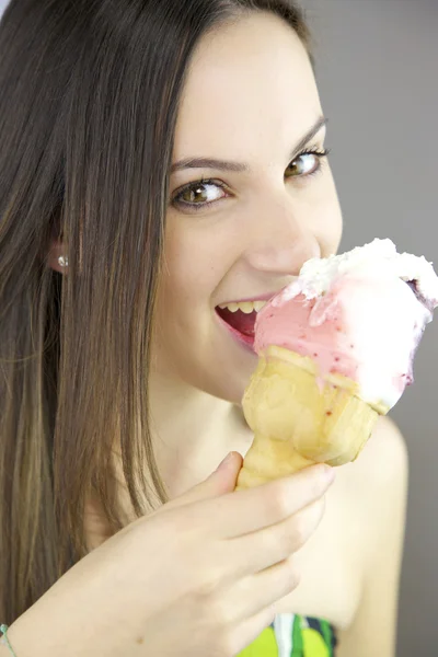 Smiling cute woman eating big ice cream — Stock Photo, Image