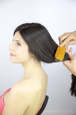 güzel bir kadın uzun saç fırça ahşap fırça ile Başlarken