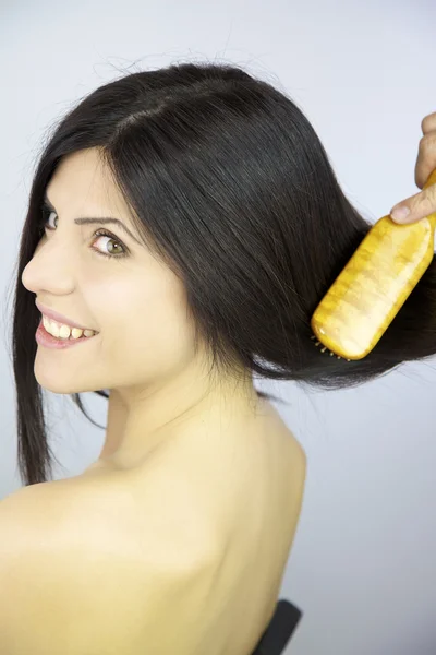 Glückliche Frau bekommt Haare gebürstet — Stockfoto
