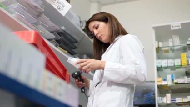 Médecin femme prix de la médecine en pharmacie — Video