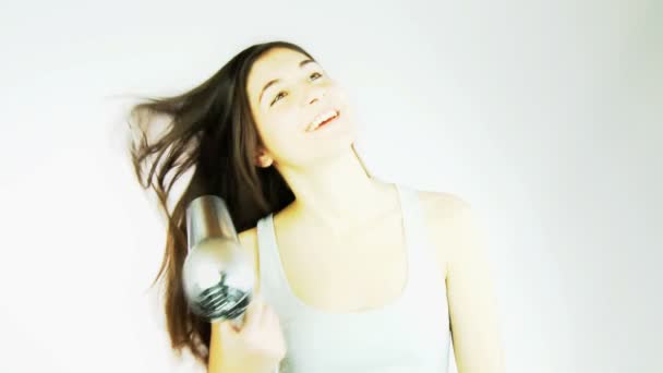 Femme séchage cheveux longs heureux .