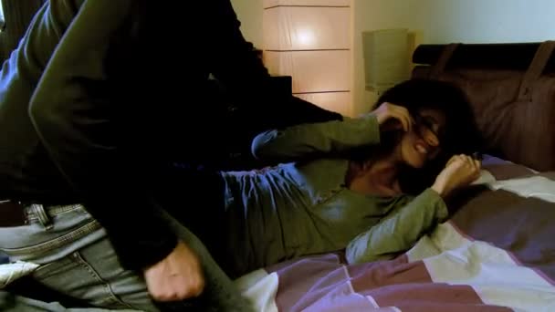Муж бьет жену в постели — стоковое видео