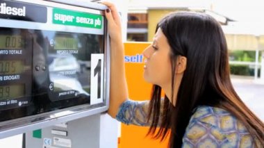 yakıt yüksek fiyat hakkında kızgın kadın