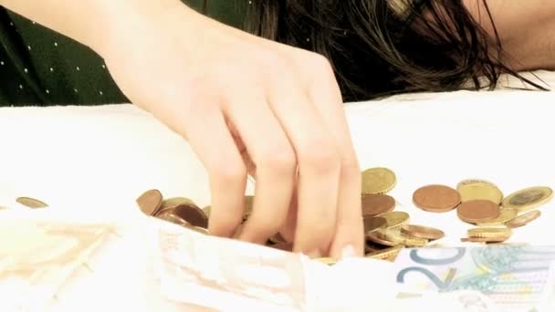 Mulher triste infeliz sem dinheiro em casa — Vídeo de Stock