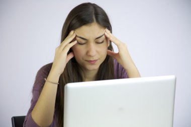 baş ağrısı ile bilgisayarda çalışırken yorgun