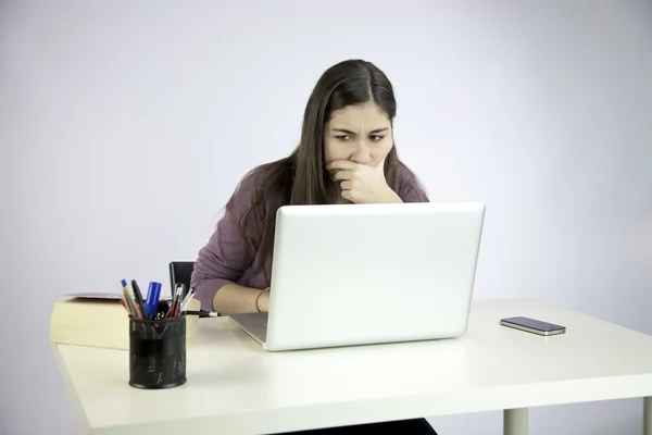 Ung kvinna orolig studerar på skrivbord — Stockfoto