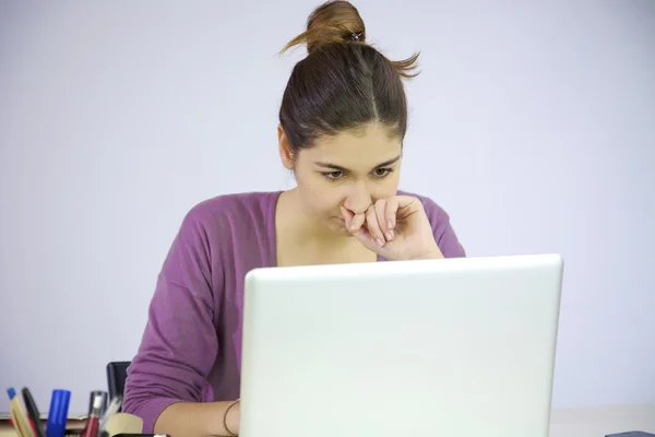 Súlyos fiatal nő dolgozik számítógéppel — Stock Fotó