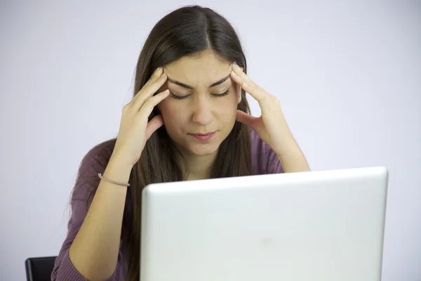 Fatigué de maux de tête tout en travaillant sur l'ordinateur Images De Stock Libres De Droits