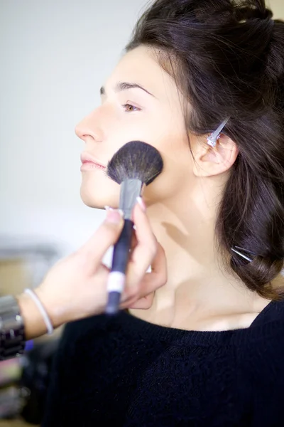 Krijgen van make-up voor fotoshoot — Stockfoto
