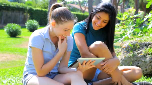 Duas meninas se divertindo com tablet — Vídeo de Stock