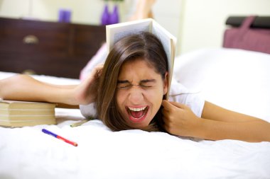 kız yatakta çığlık okuyan yorgun