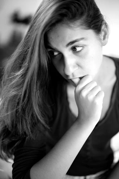 Черно-белый портрет молодой женщины, думающей — стоковое фото