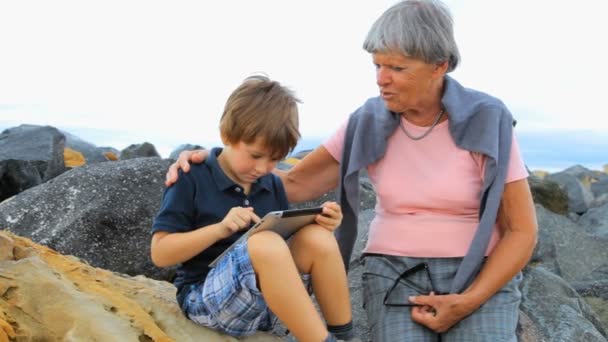 Внук с бабушкой на пляже — стоковое видео