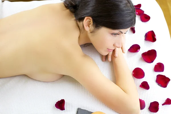 Woman naked waiting for massage in spa — Stock Photo, Image