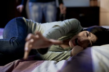 yardım isteyen kadın şiddet sarhoş kocandan korkuyor