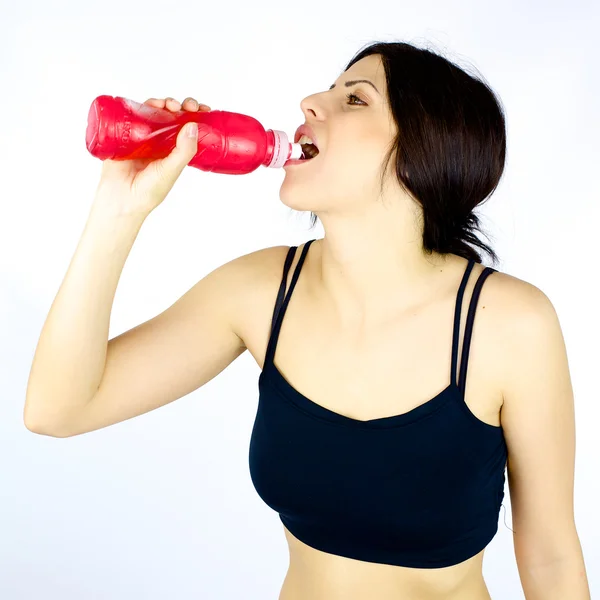 Спортивна молода жінка п'є після фітнесу — стокове фото