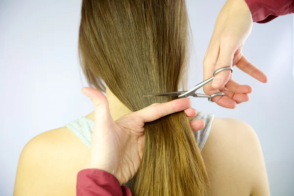 Lange Haare mit der Schere geschnitten — Stockfoto