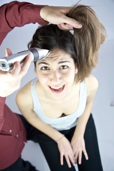 Woman not willing to go to the army getting hair shaved — Stock Photo, Image