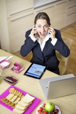 bağırarak iş kadını deli iki telefon ile sohbet