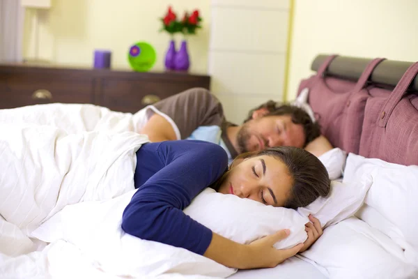 Kobieta z mężem w relaksujące łóżko do spania — Zdjęcie stockowe