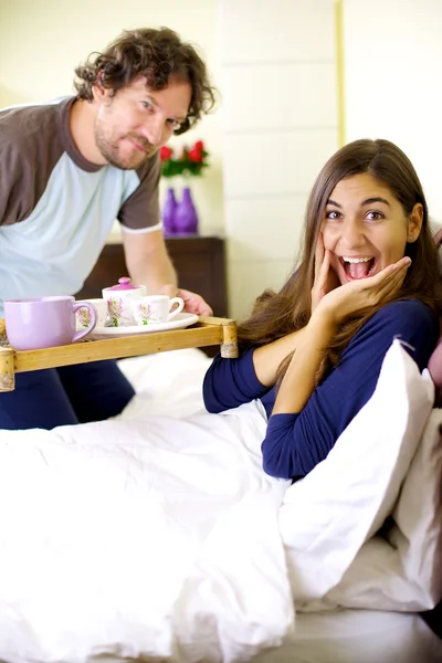 Otroligt glad ung söt kvinna att få frukost på sängen — Stockfoto