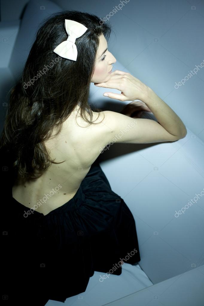 Foto Artística Do Modelo Feminino Com As Costas Nuas Posando No Sofá