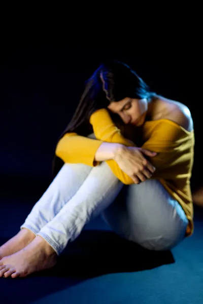 Грустная одинокая женщина вне фокуса, показывающая депрессию — стоковое фото
