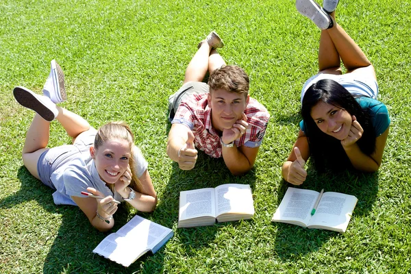 Šťastné studenti ve škole palec nahoru — Stock fotografie