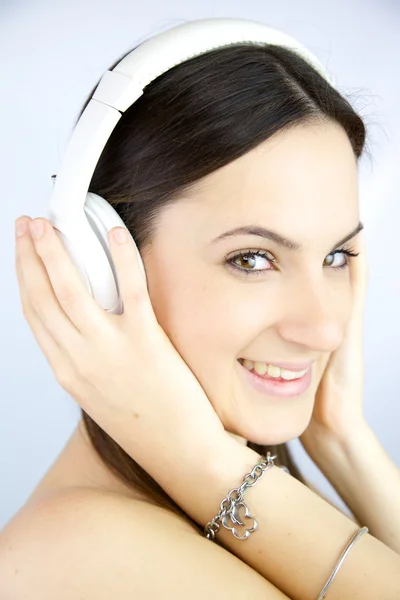Closeup της γυναίκας ακούγοντας μουσική με ακουστικά — Φωτογραφία Αρχείου