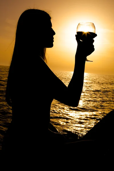 Femme avec verre à vin rouge en noir — Photo