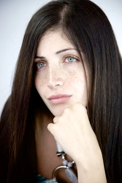 Portret van prachtige dame met groene ogen denken — Stockfoto