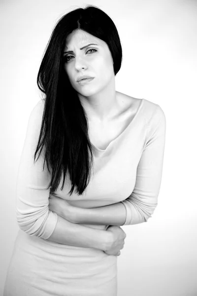 Černobílý portrét sic žena s menstruační nemoc — Stock fotografie