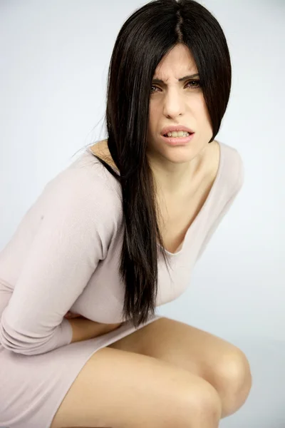 Frau mit Menstruationsproblem starke Stomaschmerzen — Stockfoto