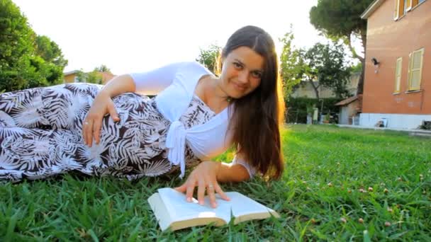 Pregnant woman laying in the garden — Stock Video