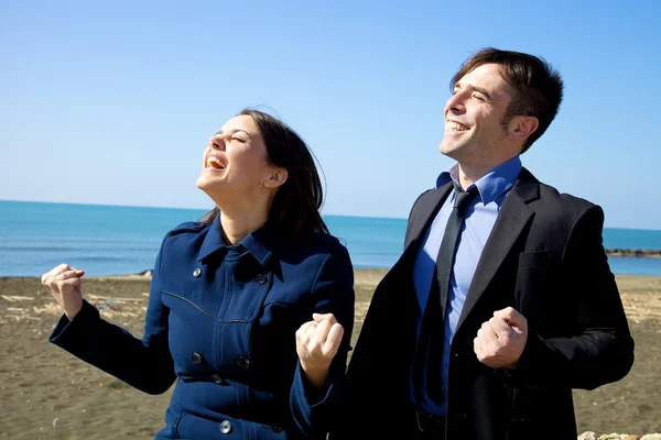 Feliz hombre y mujer de negocios celebrando con alegría trato ganado — Foto de Stock