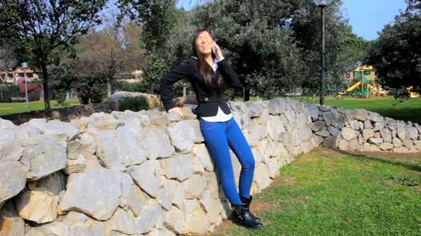 Mujer de negocios feliz hablando con el teléfono celular — Vídeos de Stock