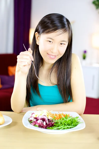 Linda mujer asiática en casa en una dieta saludable —  Fotos de Stock