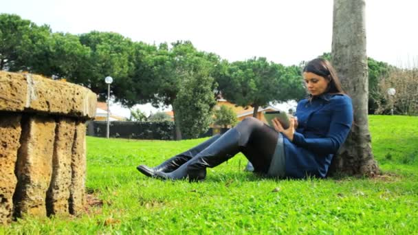 Mujer trabajando en el parque — Vídeos de Stock