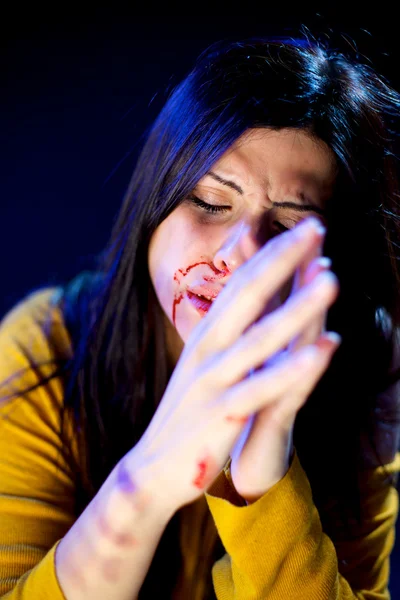 Mulher rezando por misericórdia após a violência — Fotografia de Stock