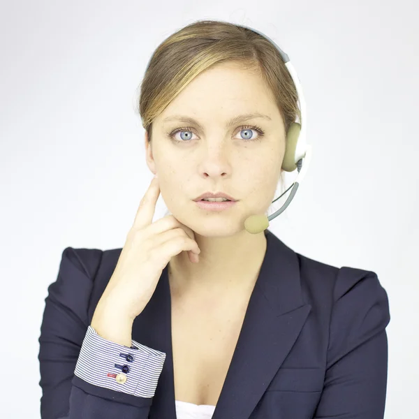 Vakker forretningskvinne med hodetelefoner – stockfoto