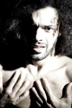 yakışıklı adam karanlığa korkuttu