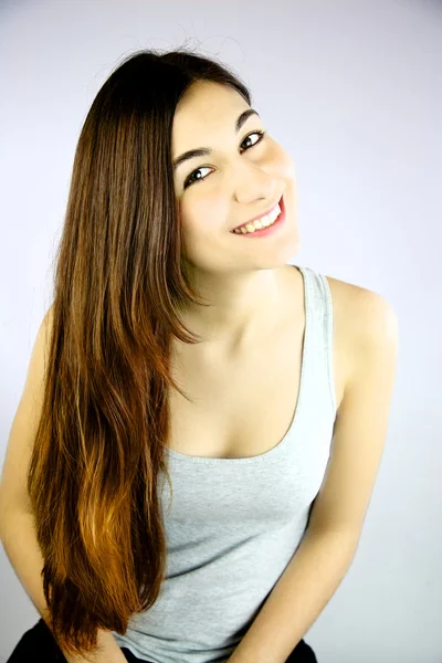 Милая девушка с длинными волосами улыбается счастливой — стоковое фото