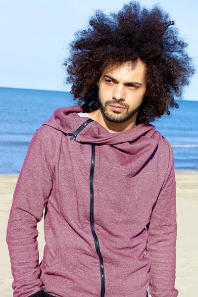 Porträt eines ernst zu nehmenden gutaussehenden Mannes am Strand — Stockfoto