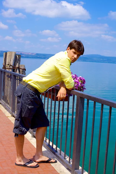 Jonge man ontspannen in Italië in vakantie — Stockfoto
