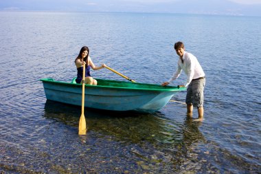 mutlu bir çift aşık tatil gölde kayıkla gezmek için hazır