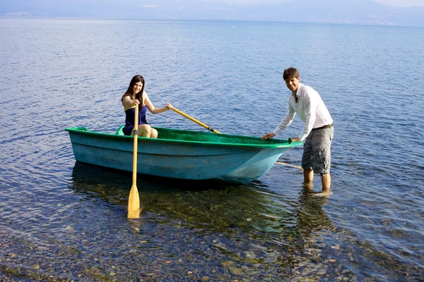 Glückliches verliebtes Paar bereit zum Bootfahren auf dem See im Urlaub — Stockfoto