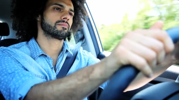 Homme voiture de conduite — Video