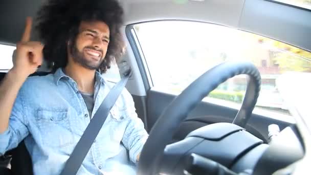 Hombre cantando en coche — Vídeos de Stock