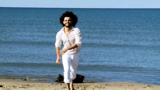 Dançarino ensaiando na praia — Vídeo de Stock